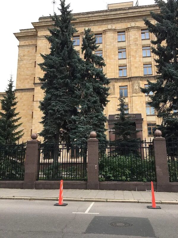 Москва чехословакия. Посольство Чехии в Москве. Чешское посольство в Москве. Посольство Чехии улица Фучика Москва. Посольство Чехии в Тбилиси.