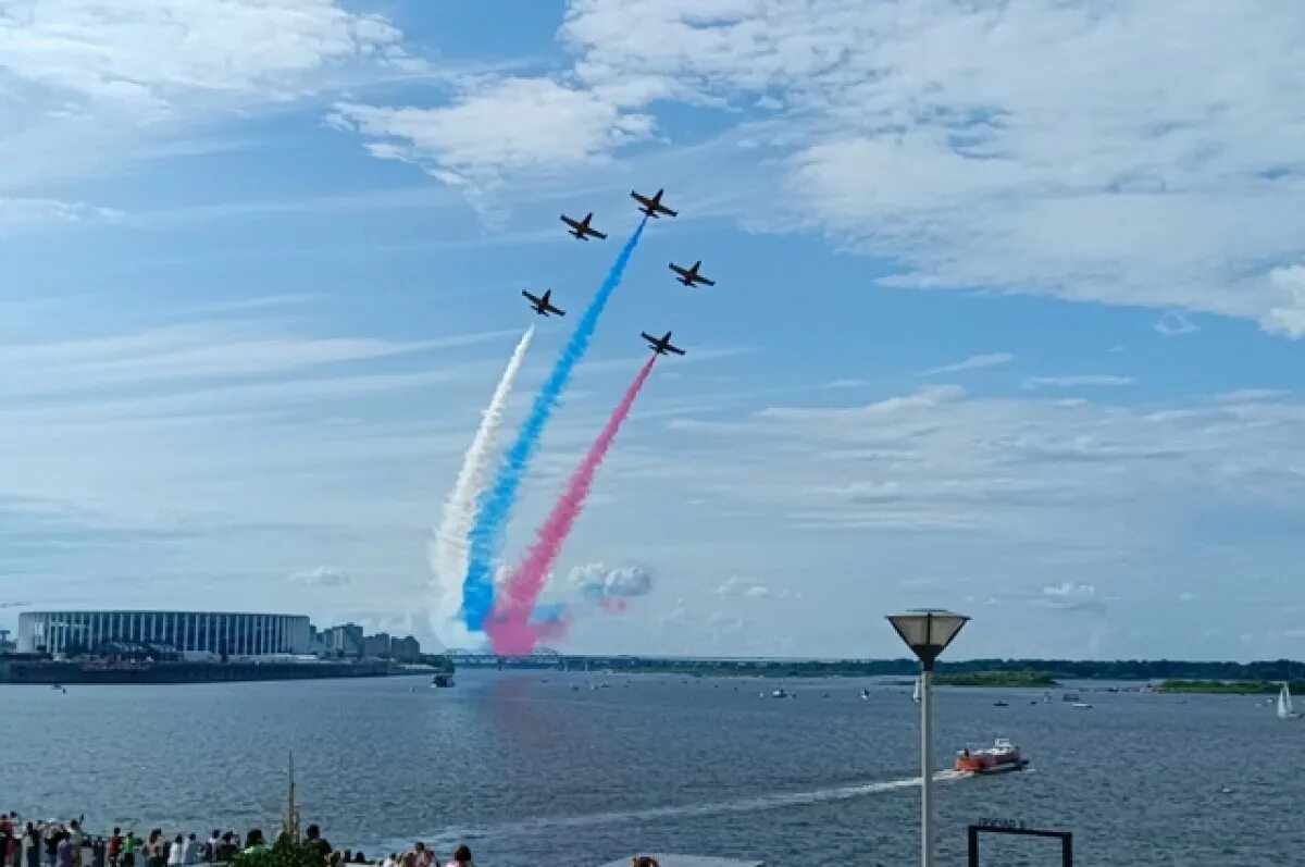 Авиационное шоу в нижнем новгороде. Авиашоу нижний новгород 2024 9 мая. Самолеты триколор. Авиашоу великий новгород сегодня. Авиашоу великий новгород сегодня.