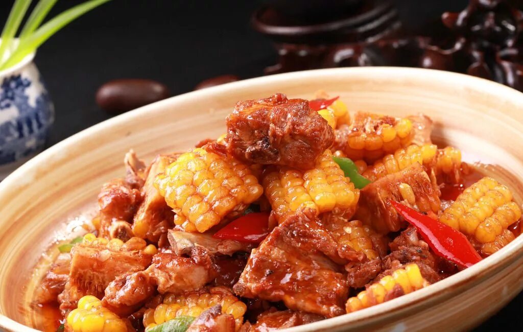 Тушеная картошка с кукурузой. Салат светофор с крабовыми палочками и кукурузой. Кукуруза со свининой. Кукуруза со свининой. Свинина с кукурузой.