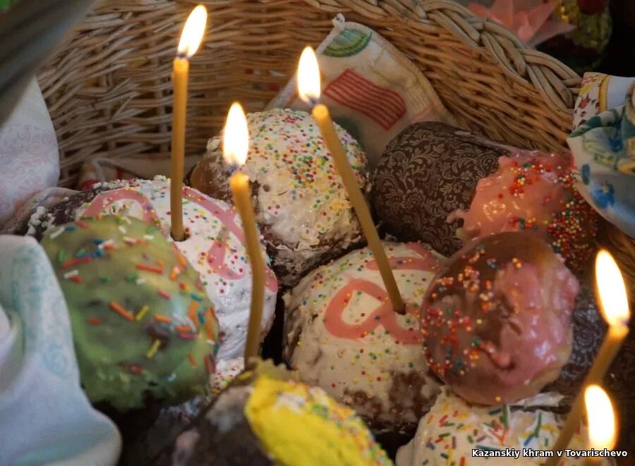 Свечка в кулич при освещении. Освещение куличей в церкви. куличи освящаем открытки. кулич в виде храма. посуда для освещения кулича.