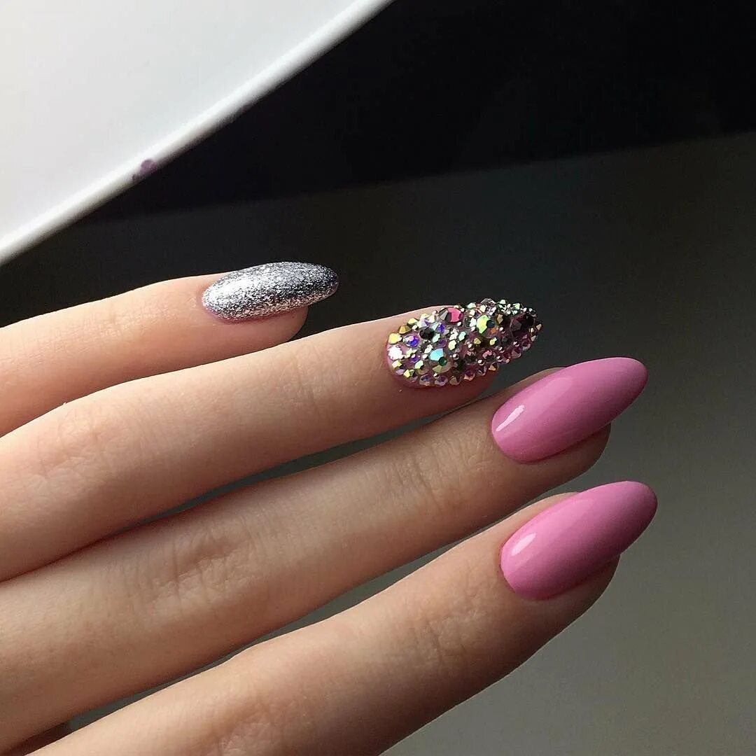 Красивый маникюр на миндальные ногти. Зеленый френч 2023 миндаль. Белый маникюр на миндаль миндалевидные формы. Острые ногти. Маникюр на миндалевидные ногти.