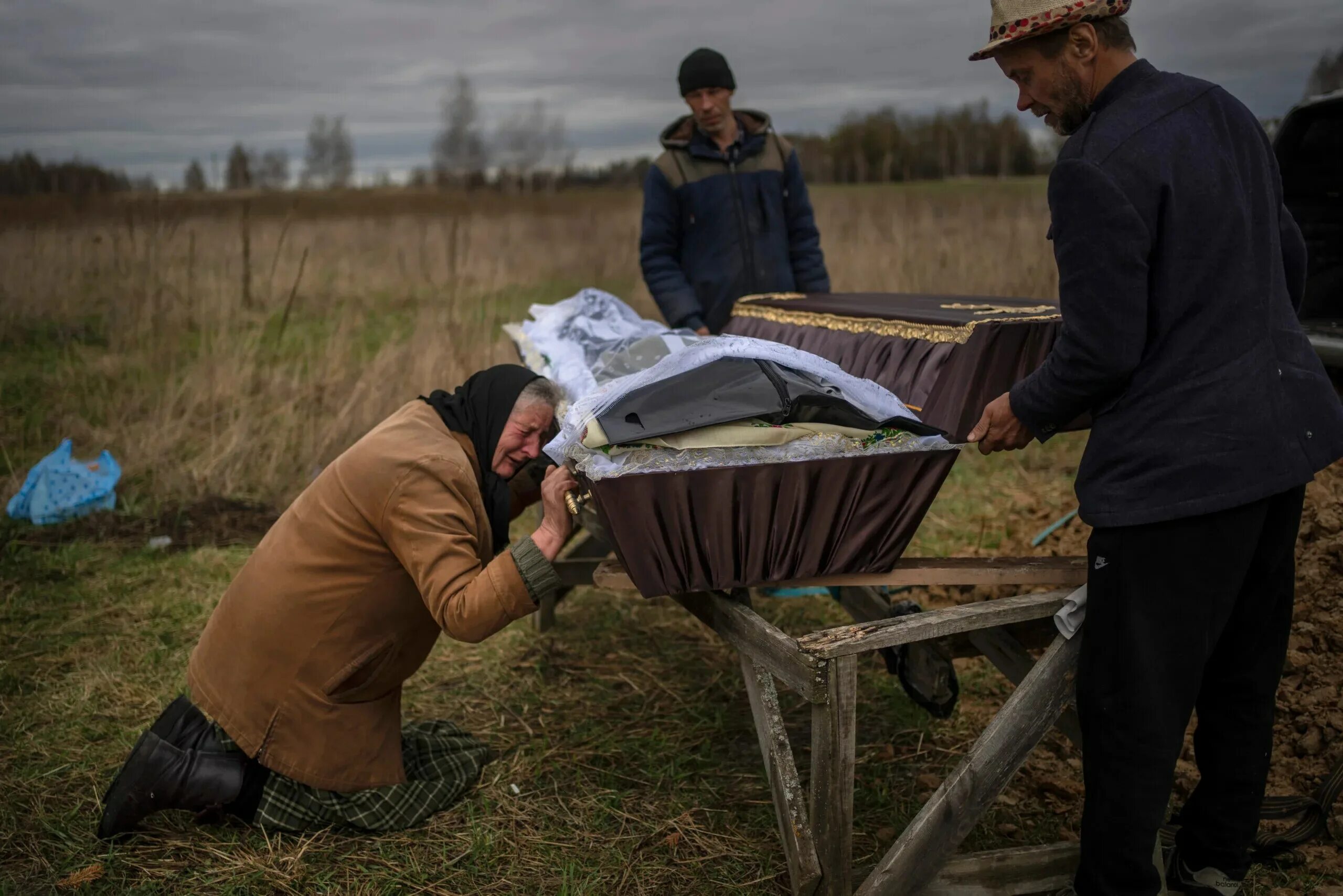 Гибнут мирные жители. Кладбища украинских военных.