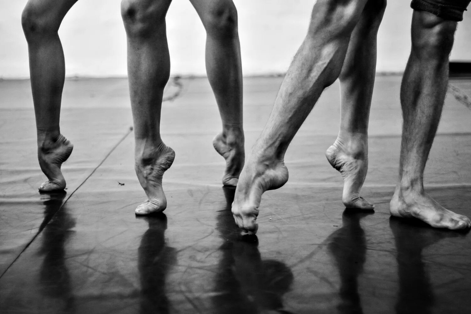 Подъем стопы. Ноги танцора. Ноги танцовщиц. Мужские ноги.