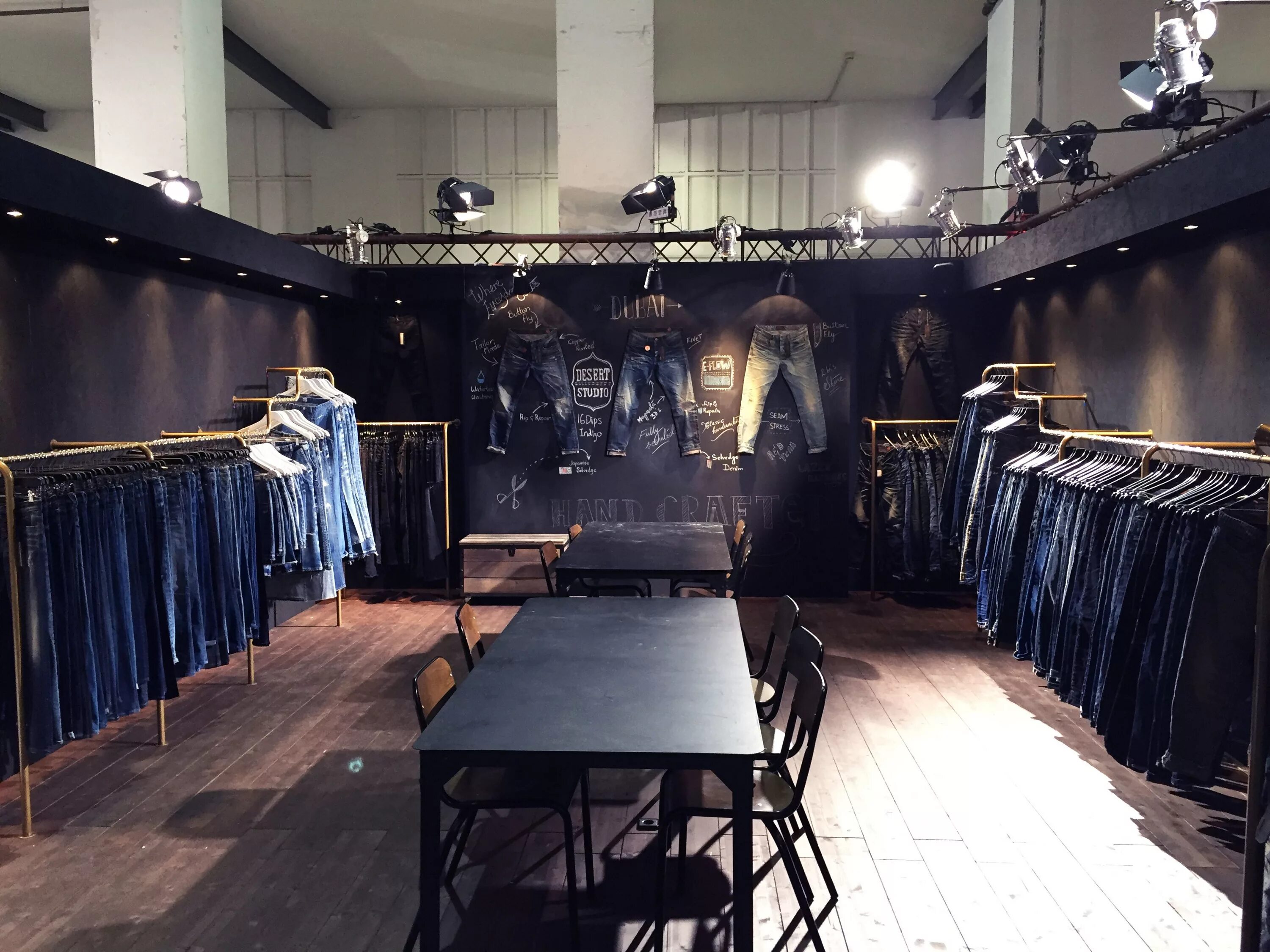 Denim магазин. Джинсовый интерьер. джинс в интерьере. интерьер джинсового магазина. витрины джинсовых магазинов.
