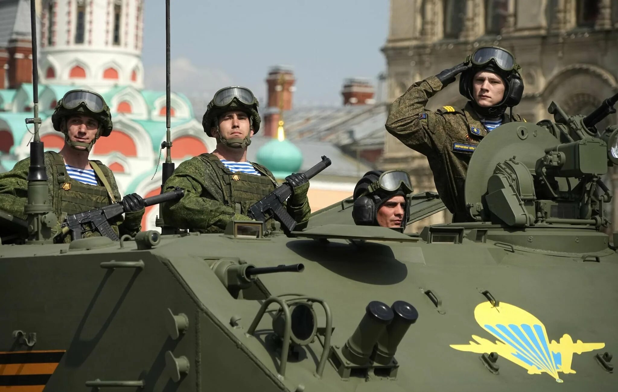 Зачем вывели войска. Парад Победы в Украине. Парад 9 мая солдаты. День Победы русский солдат. Парад в Мариуполе.