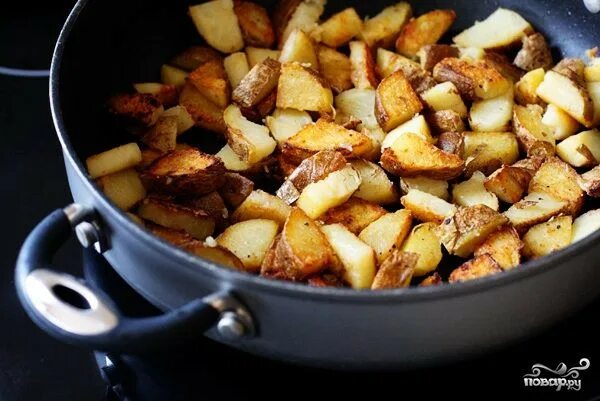 Жареная картошка с чесноком. Картофель по селянски. Жареная картошка с зеленым луком. Картошка жареная на сковороде с чесноком рецепт. Жареная картошка с луком.