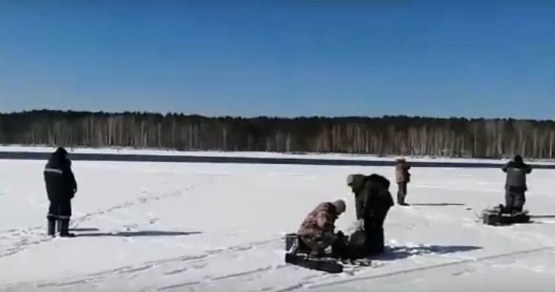 Рыбалка на белоярском водохранилище в контакте. Рыбаки на льдине Белоярка. Соревнования рыболовов на Белоярке. Гонки по льду в Белоярке. Рыбаки на льдине пусть мама.