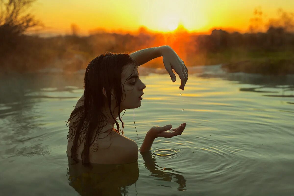 Девушка в воде. Фотосессия в воде. Девушка стоит в воде. Вода и человек.