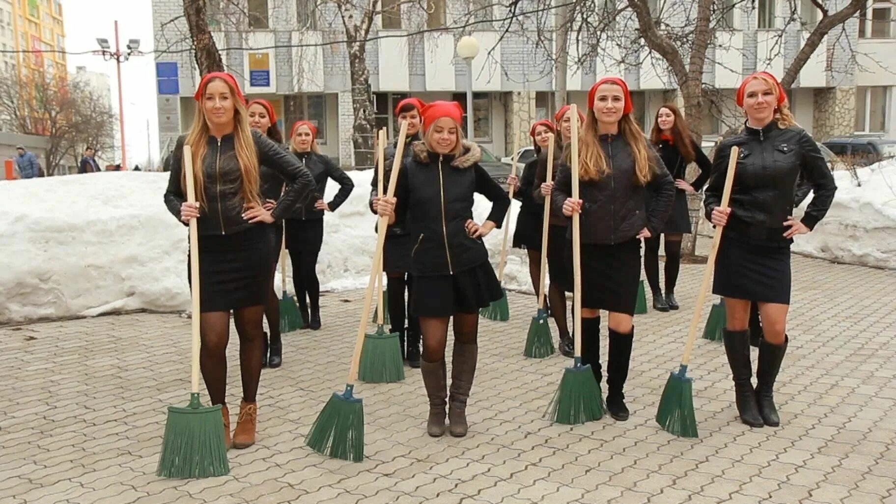 Субботник в апреле. Уборка территории весной. Субботник. Девушки на субботнике в школе. Уборка территории.