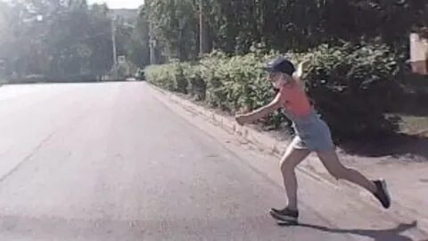 Выбежала девочка из дома