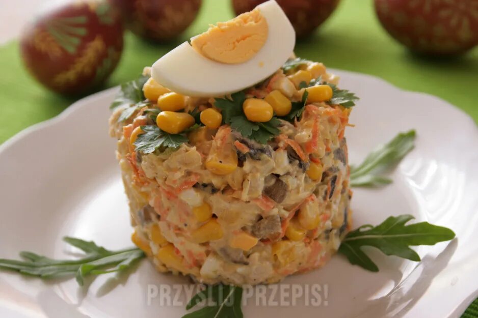 Курица кукуруза грибы яйцо. Грибной салат с кукурузой. Салат с грибами и кукурузой и мяском. Курица с кукурузой и грибами. Салат с грибами и кукурузой.