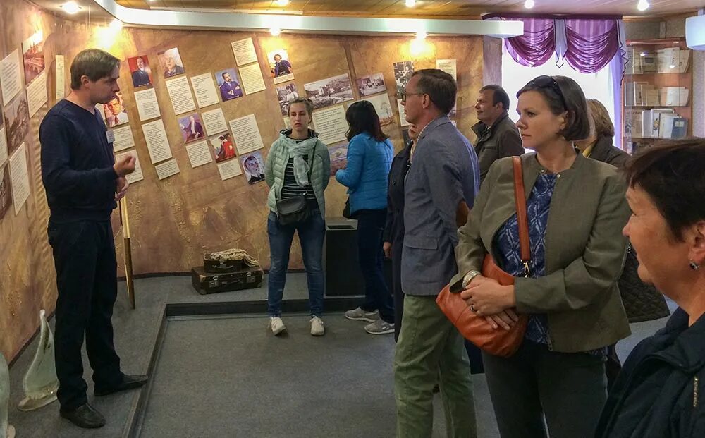 сотрудники эрмитажа. униформа работников эрмитажа. юлия юрьевна денисова эрмитаж. эрмитаж научные сотрудники. анна сирро эрмитаж.