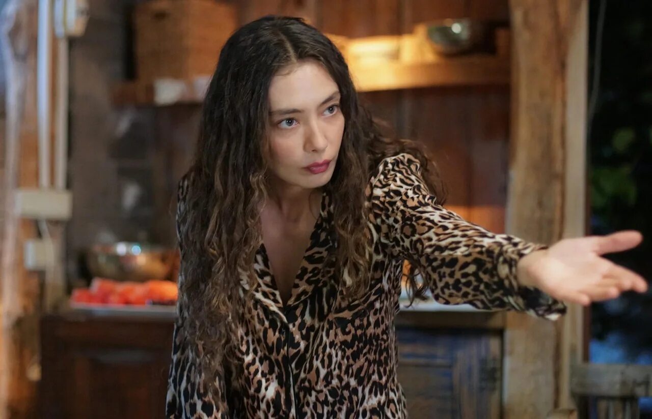 Дочь посла турецкий 1. Дочь посла сериал менекше. неслихан атагюль в сериале дочь посла. дочь посла турецкий сериал наре. дочь прокурора турецкий сериал.