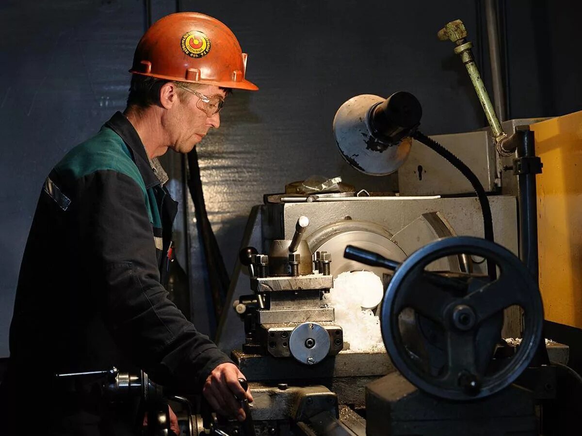 Труд современного рабочего. Технические профессии. Работник в каске. Завод люди рабочие. Производство труда.