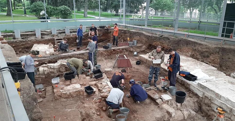 Раскопки москвы подземные этажи. Раскопки московского кремля. Раскопки в московском кремле 2022. Археологический раскоп кремль нижний. Археологические раскопки в кремле москвы.
