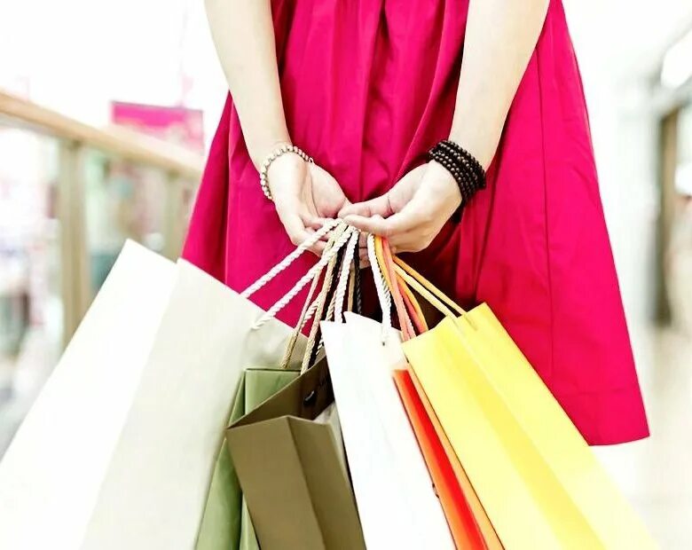 Shopping u. Девушка с пакетами. Девушка шоппинг. Шоппинг одежда. Шоппинг платья.