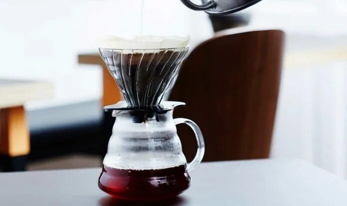 Brew Carafe. Кофе Brew Coffee Никарагуа в банке. Pour over Coffee. Coffee Machine makes Coffee.