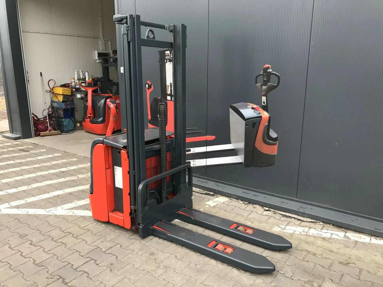 Still egv 10 egv 12 насос. Штабелер эл. Электрический ричтрак jungheinrich etv 214. Поводковый штабелер bt. Поводковый ejc 112.