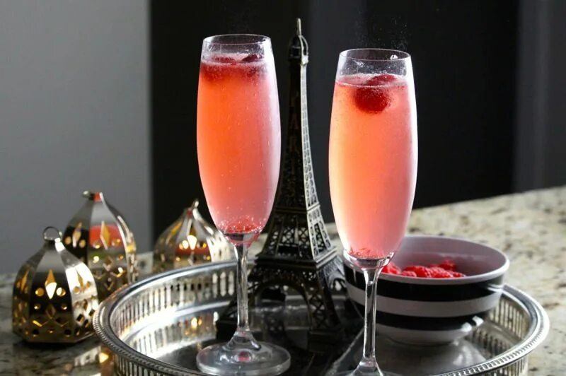 Kir Royal коктейль. Розовое шампанское в бокале. Основа шампанского