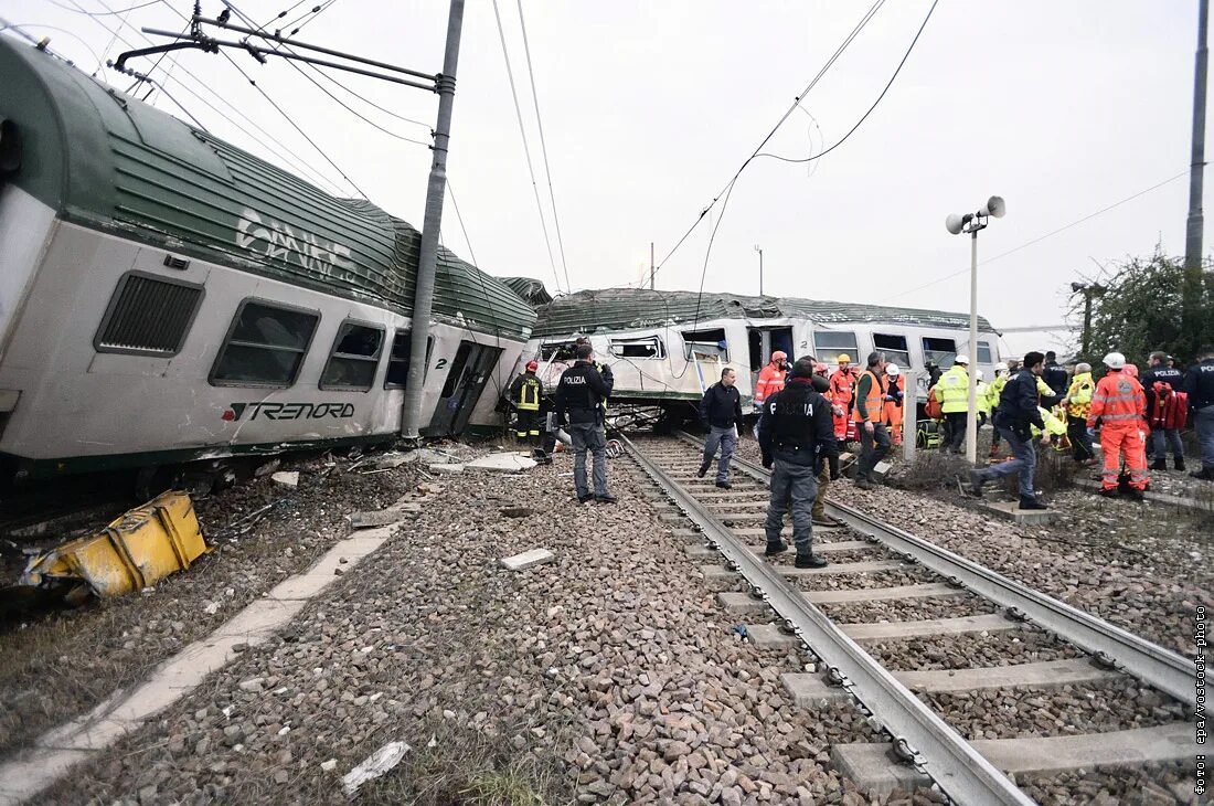 Поезда пошли. Аварии на Железнодорожном транспорте. Крушение поезда столкновение. Железнодорожная авария. Крушение пассажирского поезда.