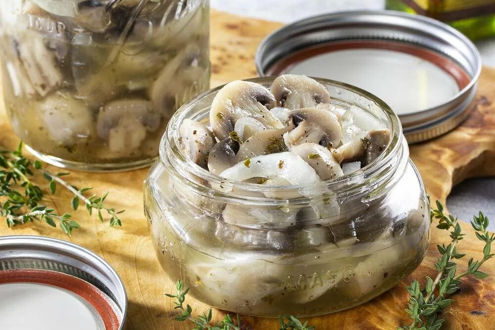 Как вкусно замариновать грибы вешенки. Маринованные шампиньоны и вешенки. маринованные вешенки острые. вешенки в маринаде с травами. маринованные грибы шоу.