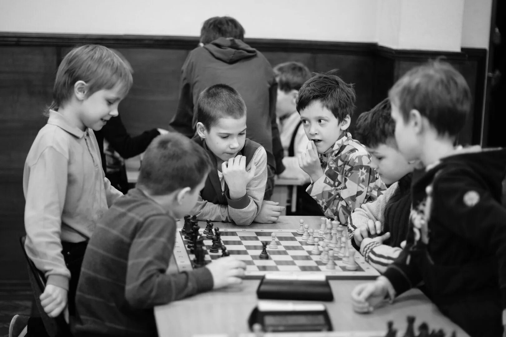 Советское детство цветные. Развлечения советских детей. Дети во дворе. Игра детей 90. Шахматы для детей.
