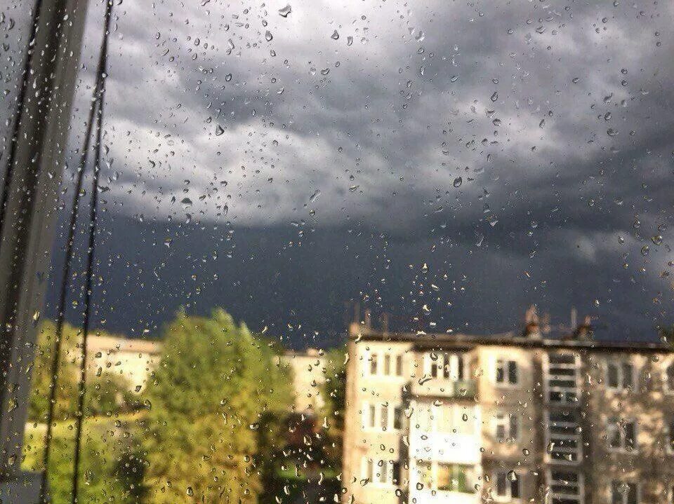Самый дождливый месяц лета. Дождь в России. Пасмурное утро. Дождливая Россия. Вид из окна пасмурно.