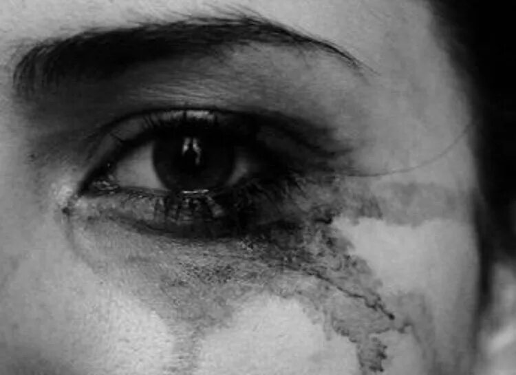 тушь растеклась от слез. слезы по щекам тушь. лана баженова. слезы эстетика. заплаканное лицо девушки.