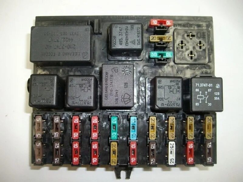 Предохранитель на печку ваз 2110. Монтажный блок 2110 предохранители. Монтажный блок ВАЗ 2110. Монтажный блок предохранителей ВАЗ 2110. Блок реле ВАЗ 2110.