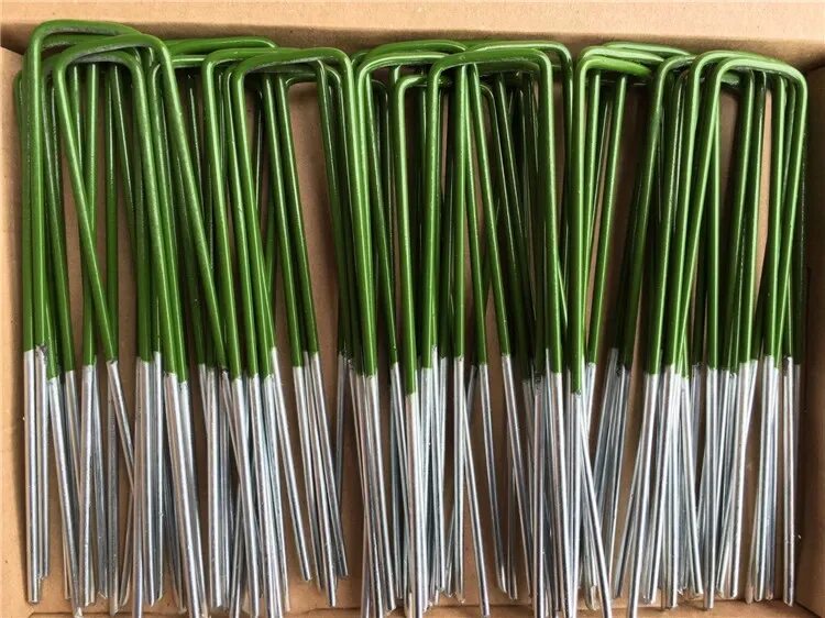 Крепеж для искусственного газона. Крепление для искусственного газона. Скобы для искусственного газона. Гвозди трава. Колышки для искусственного газона.