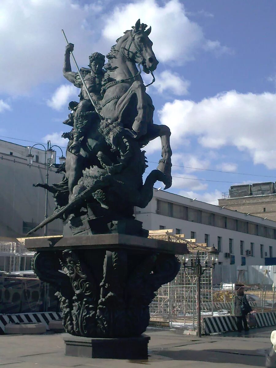 Памятник где на площади