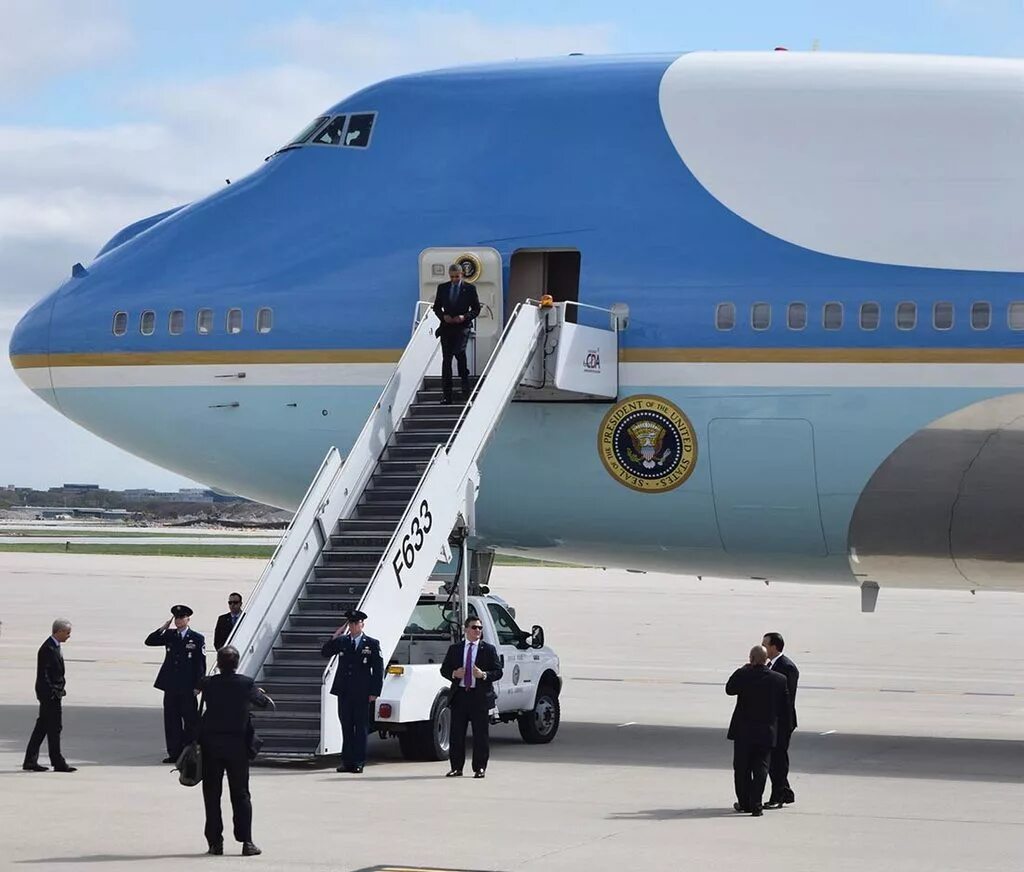 Самолёт боинг 747. Современные самолеты. 737 max. Эйрбас 380. Самый популярный самолет.
