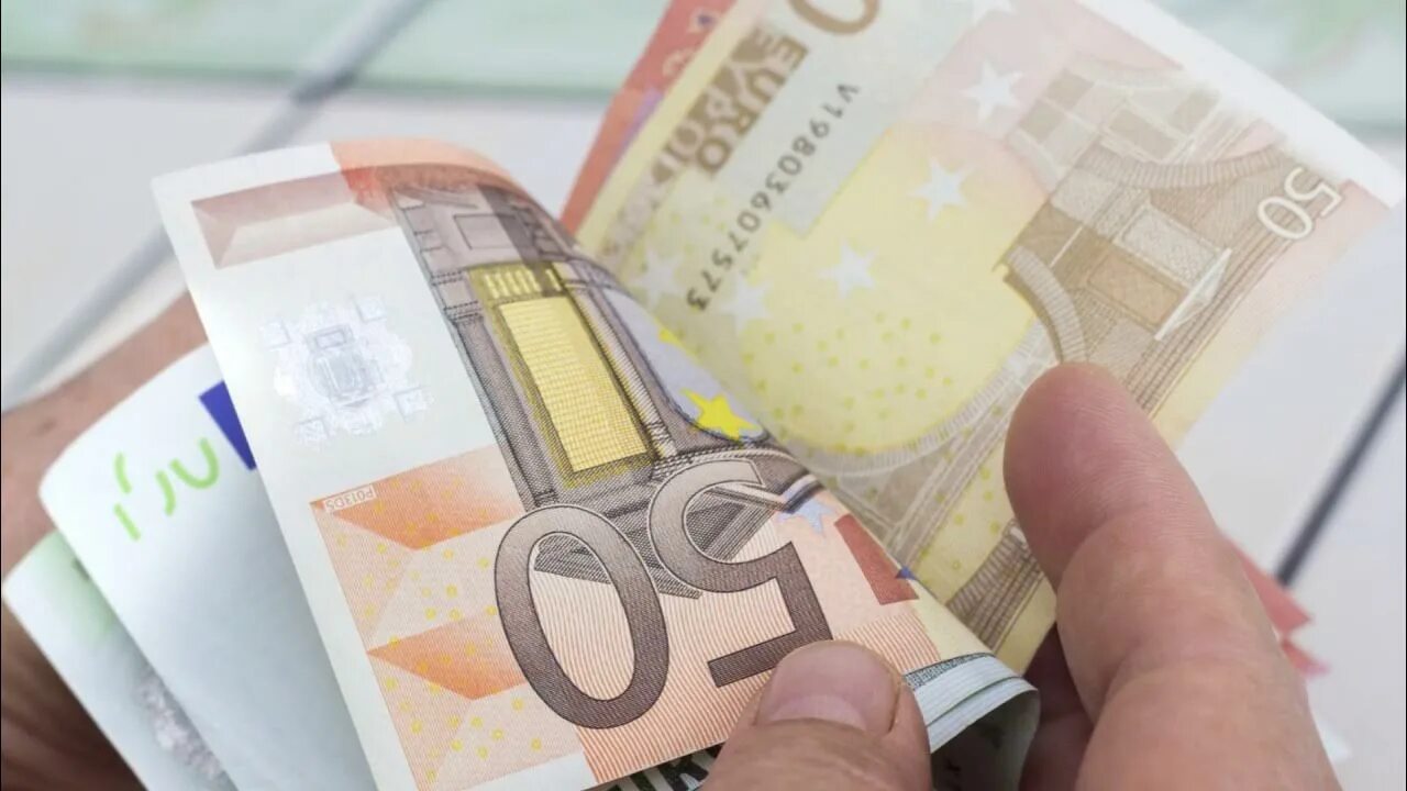 Когда поднимется евро. 1000 евро. 1000 евро купюра. 1500 euro.