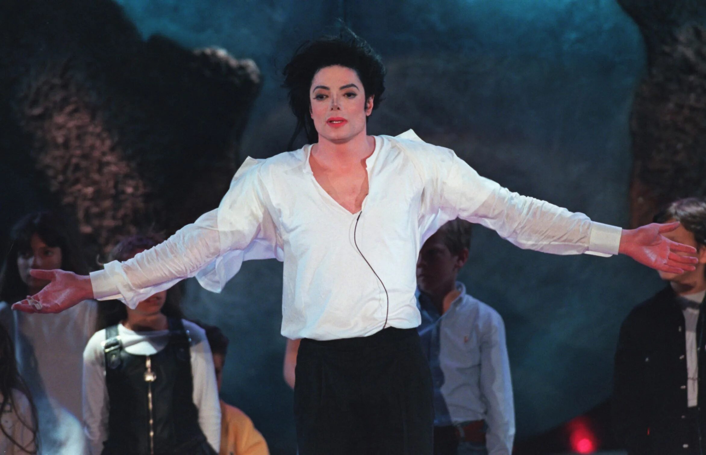 Поет песни майкла джексона. Michael Jackson 1992.