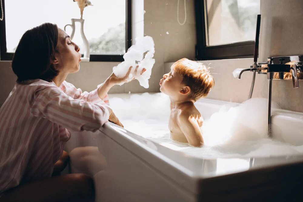 Мама с малышом в ванне. Мама помогает принимать ванну. Детская ванна babydam bd415007 синий. Мама помогает принимать ванну. Мом в ванной.