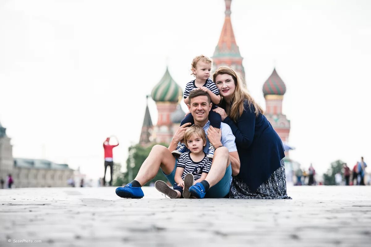 Семейная фотосессия. Фотосессия на красной площади. Прогулка по Москве с детьми. Семья на красной площади.