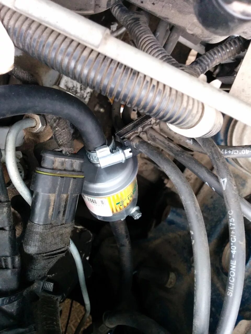 Адсорбер ваз 2114. Клапан продувки адсорбера тойота. Как заглушить абсорбер. Датчик адсорбера приора 16 клапанов. Ваз 2112 16 клапанов клапан абсорбера.