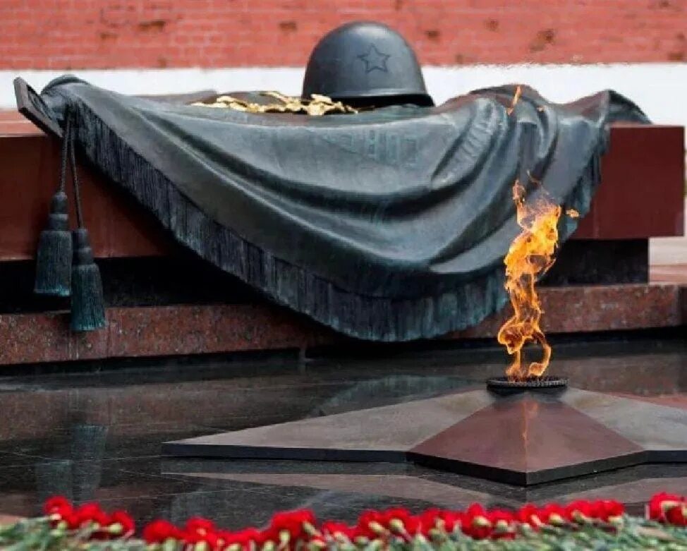Почему мемориал могила неизвестного солдата имеет важнейшее. Могила неизвестного солдата Москва. Памятник могила неизвестного солдата в Москве. Обелиск неизвестному солдату в Москве. Мемориал неизвестному солдату в Москве.