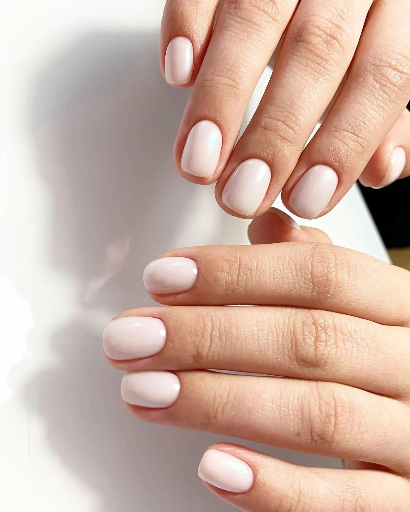 Маникюр классика на короткие ногти. Натуральные ногти. Маникюр на короткие ногти классический. Натуральные ногти маникюр. Красивый классический маникюр.