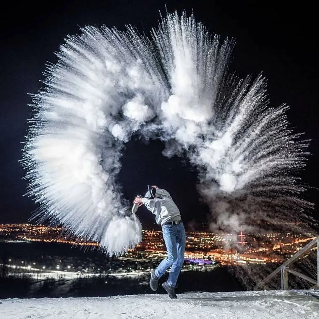 Кипяток превращается в снег. Якутский фейерверк. Парадокс мпембы. Горячая вода на морозе. Кипящий снег.