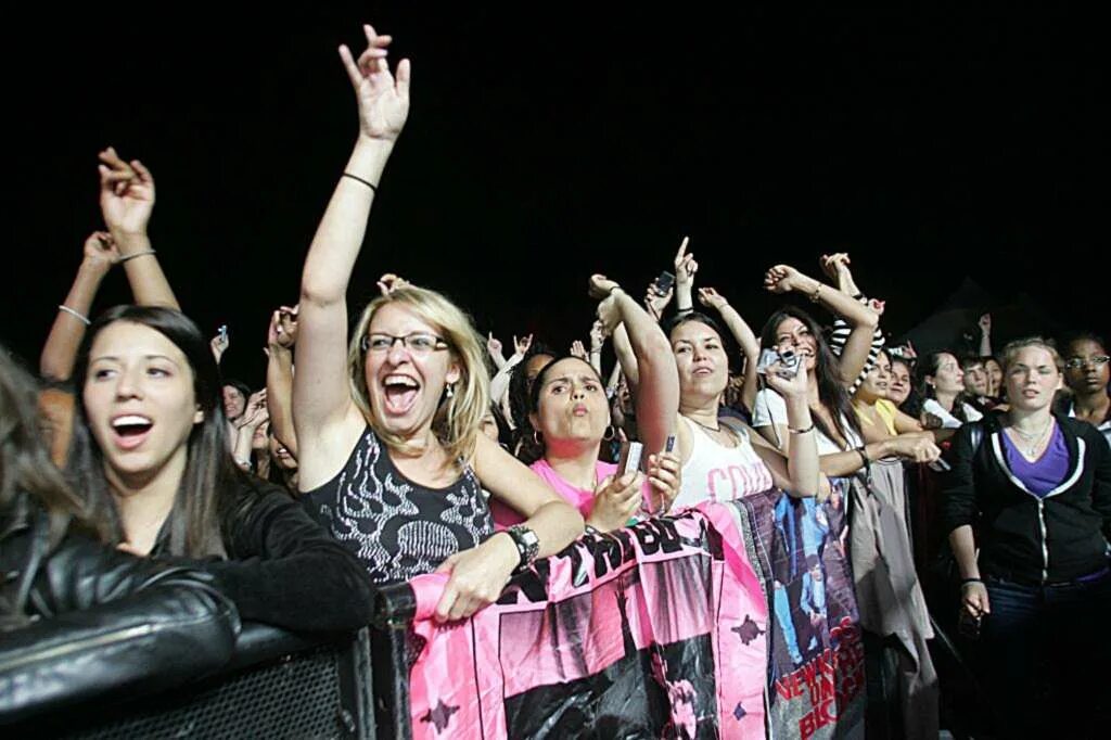 Группа imagine dragons. Концертный зал бтс с арми. Сон быть на концерте. Сон быть на концерте. Сон быть на концерте.