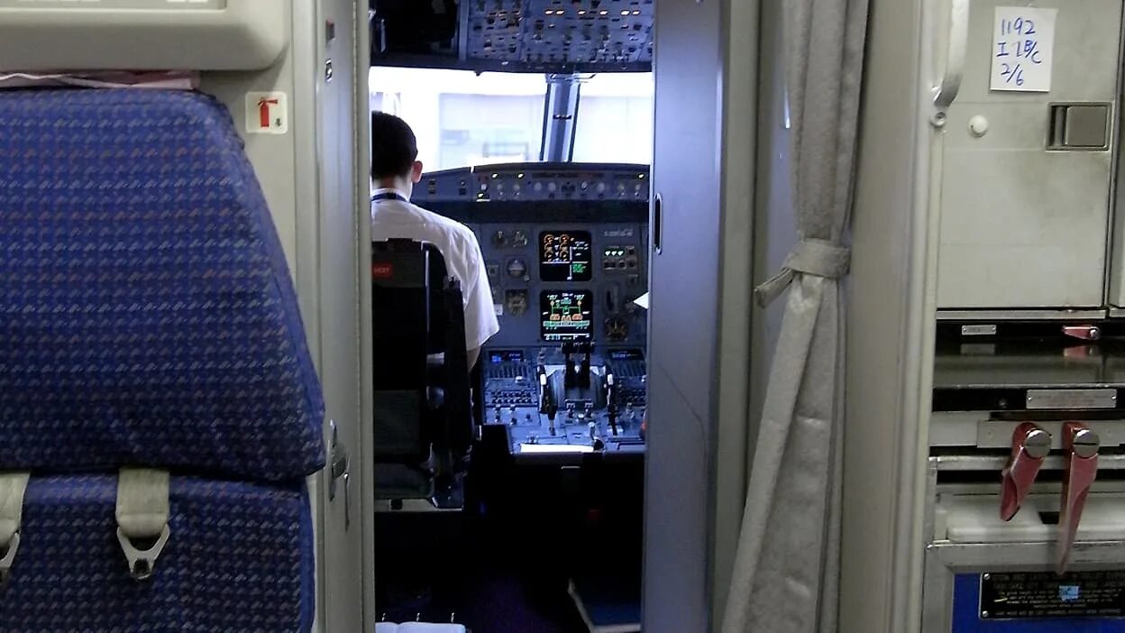 Двери пилотов 2. Дверь в кабину пилотов airbus 320. дверь в кабину пилотов a320. дверь в кабину пилотов боинг 737. двери в кабину boeing 737.