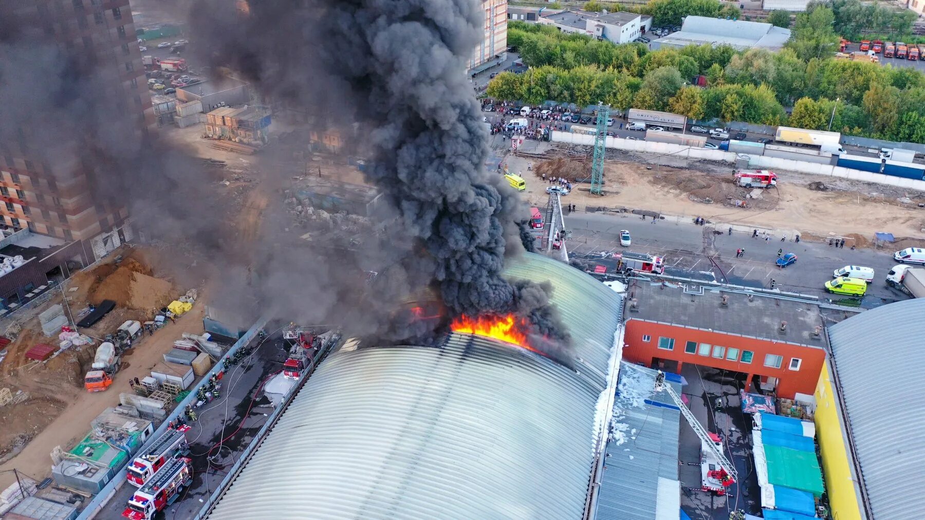 Что случилось а москве сегодня. Пожар сигнальный проезд 16 стр. 27. Пожар в Москве. Сгорел склад в Москве. Пожар в Москве сейчас.