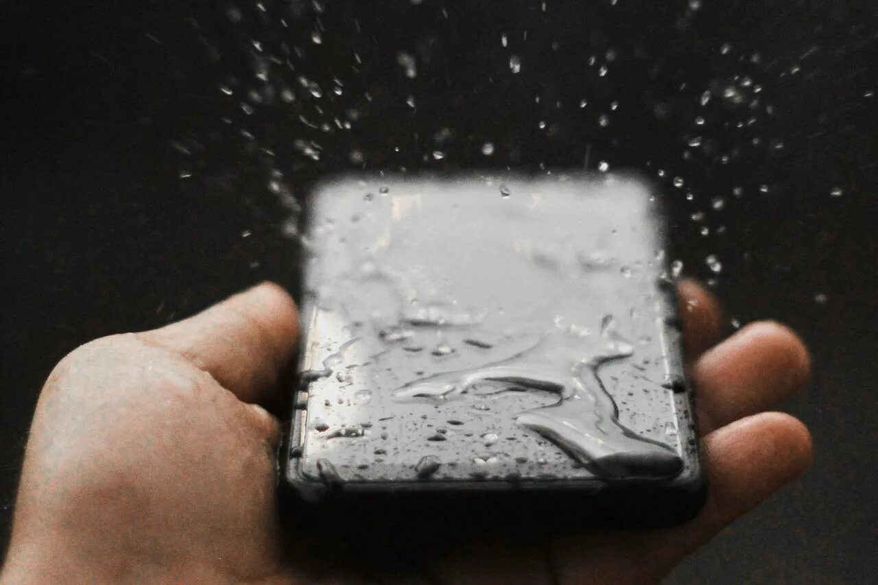 Мокрый телефон. Телефон промок. Влажный телефон. Промокший айфон.