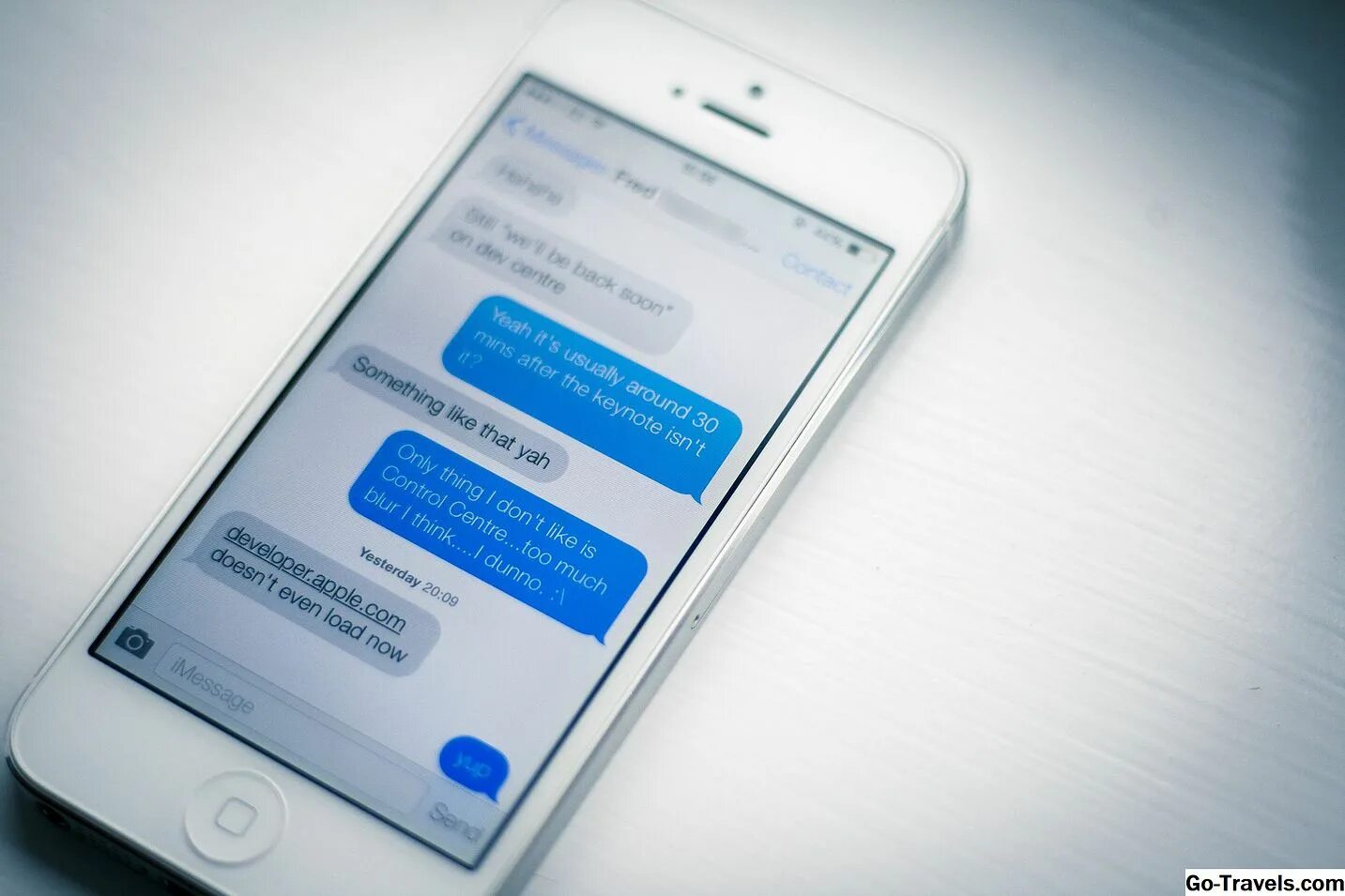Пришло сообщение от apple. Смс айфон. imessage на iphone. смс фото. экран телефона с сообщением.