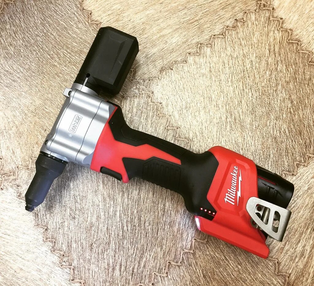 Аккумуляторный заклепочник Milwaukee m18. Заклепочник аккумуляторный Milwaukee m12 BPRT-201x4933464405. Клепальник Hilti аккумуляторный. Клепальник Milwaukee m12.