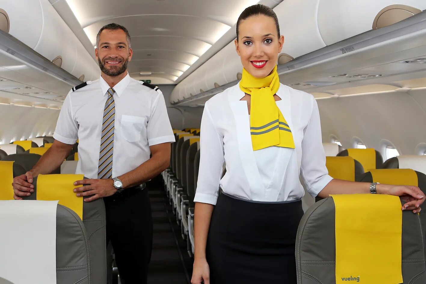 Форма авиакомпании Vueling. Вуелинг аирлайнес. Форма стюардесса Vueling Airlines. Vueling Cabin.