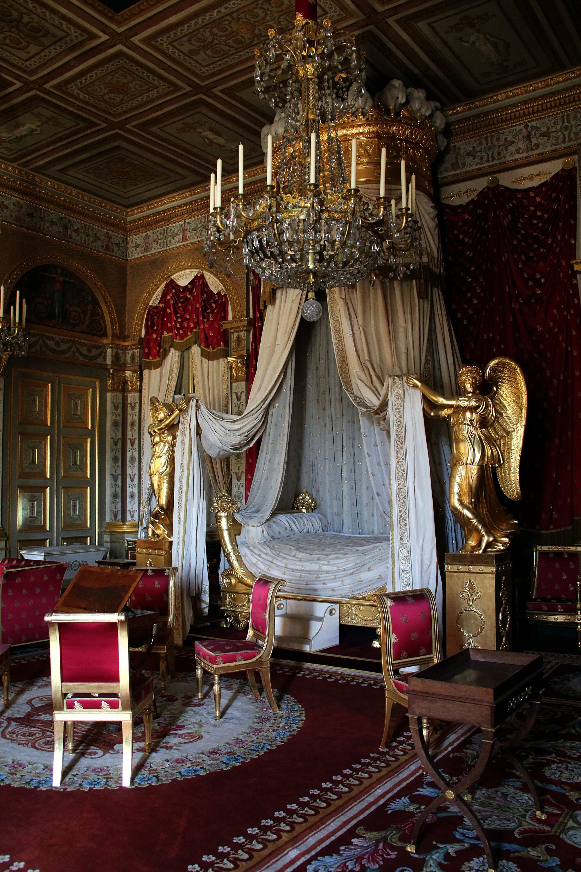 Царский дворец комната. Версальский дворец спальня королевы. Версаль Королевская спальня рококо. Королевская спальня Версальского дворца. Версальский дворец покои короля.