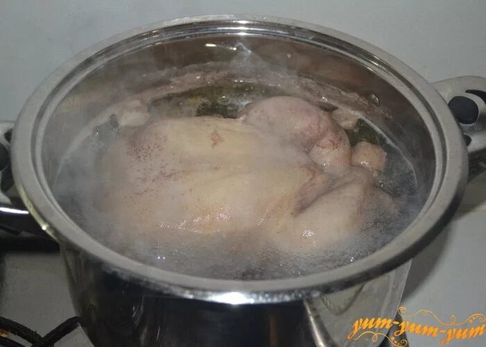 Сколько варить курицу после закипания воды. Курица варится. Курица в кастрюле. Курица варится в кастрюле. Отварить курицу.