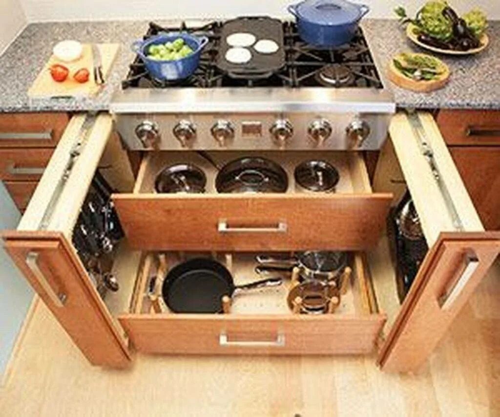 Как расположить на кухне бытовую технику. Удобные шкафы для кухни. Функциональный кухонный гарнитур. Кухня удобная функциональная.